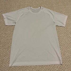 White Lululemon Metal Vent Tech Shirt size Medium